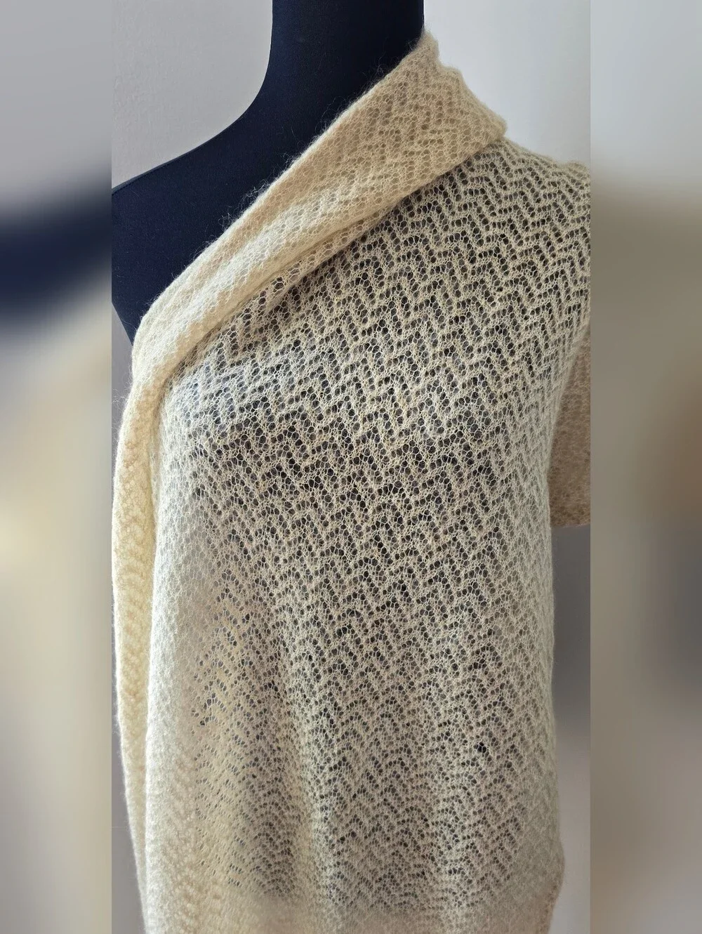 (354) BROOKS BROTHERS Open Stitch Wool Scarf